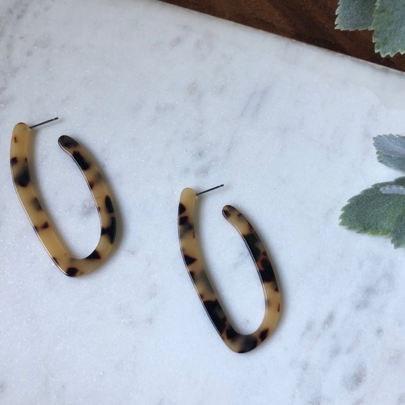 The Jenna - Tortoise Shell Acrylic Drop Hoops - Picture 2 of 3